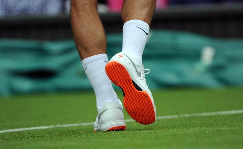 Nel 2013 il campione svizzero si present al primo turno del torneo con delle scarpe dalle suole arancio-fluo. Apriti cielo: gli organizzatori lo richiamarono subito all’ordine per l’appariscente infrazione al severo codice di comportamento che, all’epoca, permetteva comunque ancora delle minime divagazioni in tema colore sui completi indossati, anche se il bianco doveva essere predominante per pi dell’80%. Scampata la multa, Federer si present al secondo turno con delle scarpe immacolate. Dall’anno scorso, invece, le regole si sono inasprite e il bianco  diventato totale. 